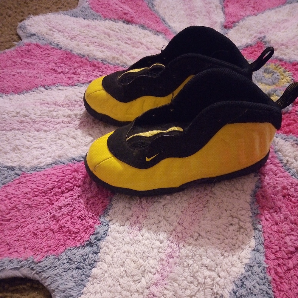 Yellow/black nike foam posites